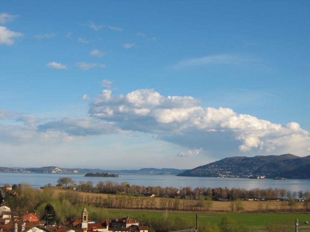 Casa indipendente posta su due livelli con giardino e panoramica vista lago a Fondotoce